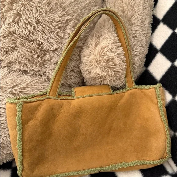CHANEL Tan and Green Leather Tote - Picture 2 of 9